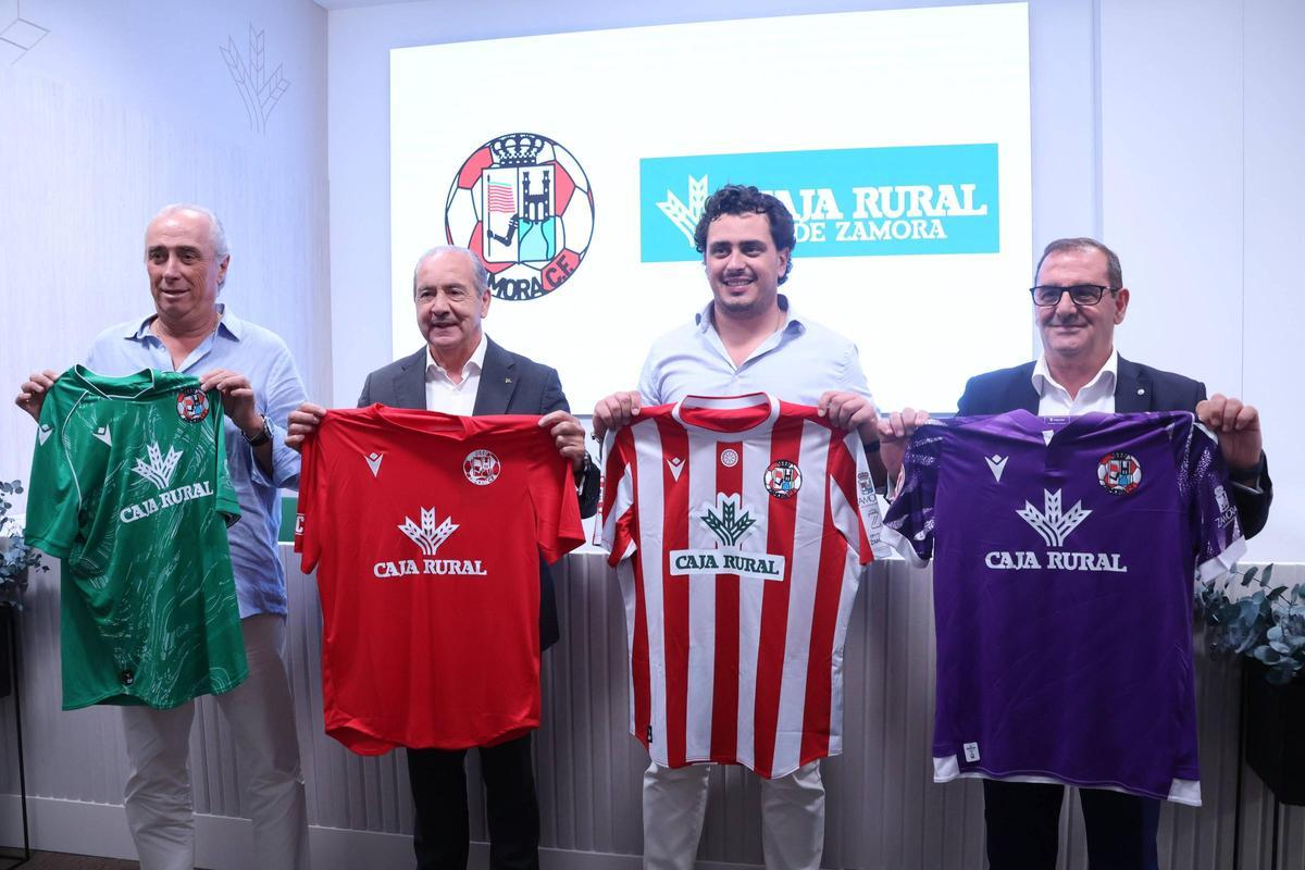 La familia Páez posa en las oficinas de Caja Rural de Zamora junto a Cipriano García y Narciso Prieto en la renovación del patrocinio al Zamora CF de la firma financiera.