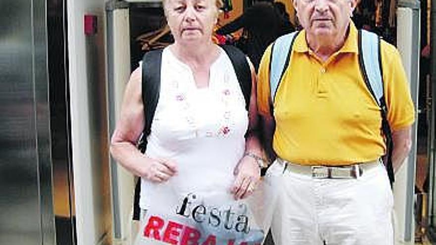 Luis Rubio y su mujer, Amelia Fernández, a la puerta de una tienda. / e. i.