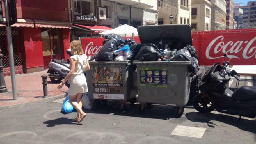 Basura acumulada en las calles de Alicante