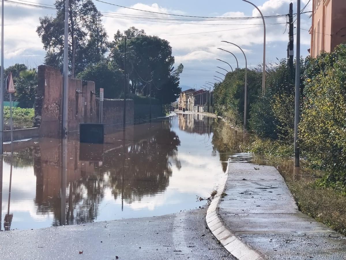 Carretera de acceso a Cogullada anegada de agua el 29 de diciembre.