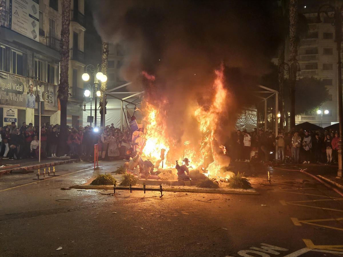 Arde la falla infantil de la Plaça Major Alzira, que ha ganado el primer premio