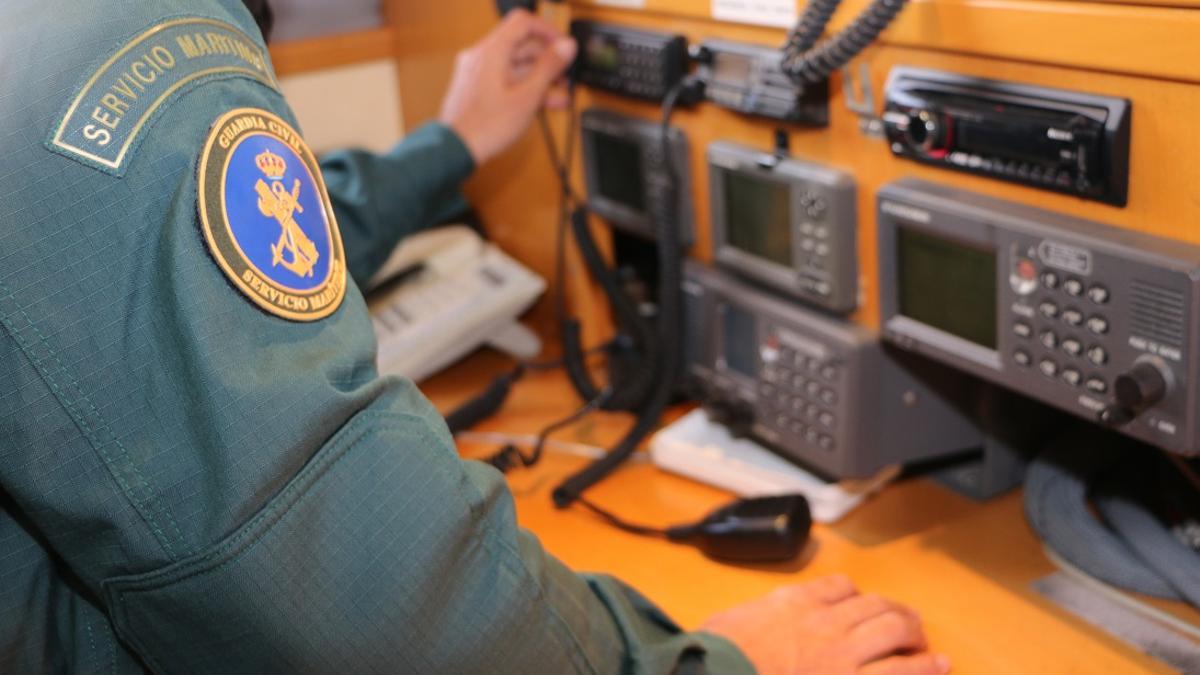 Un agente de la Guardia Civil de Ibiza ayuda a la embarcación
