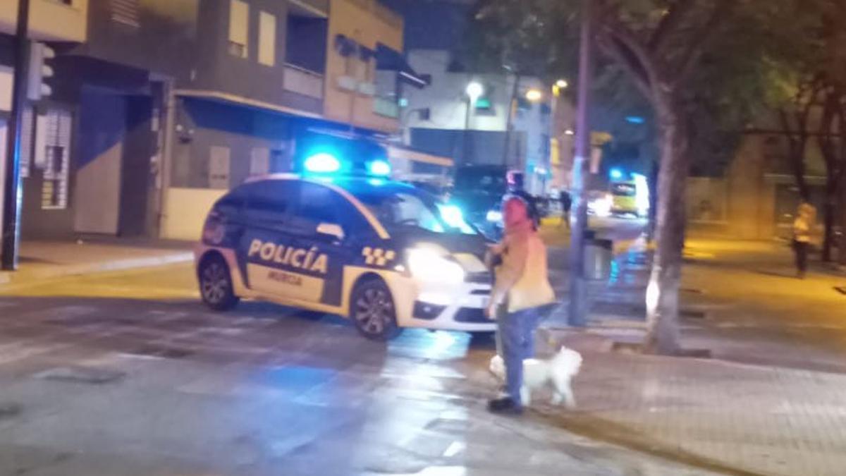 Agentes de la Policía Local y sanitarios en una ambulancia, el día de la agresión.