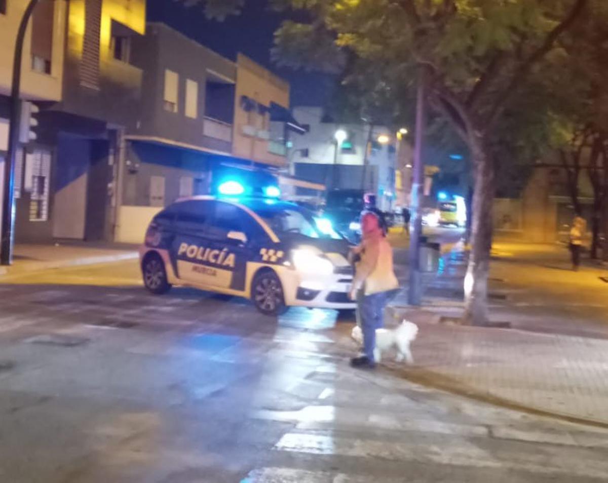 Agentes de la Policía Local y sanitarios en una ambulancia, el día de la agresión.