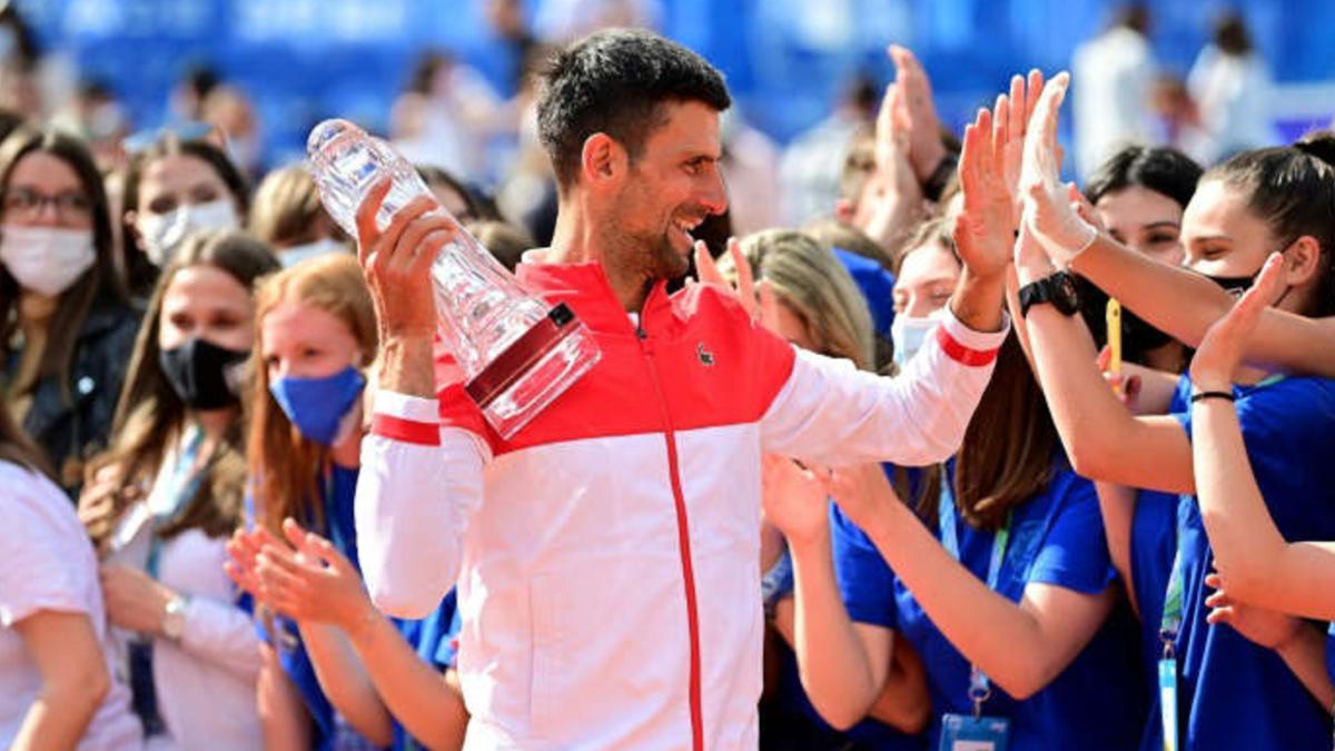 Djokovic, con el trofeo de campeón del torneo de Belgrado