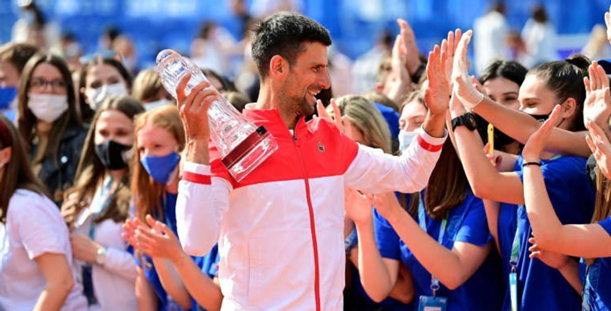 Djokovic, con el trofeo de campeón del torneo de Belgrado