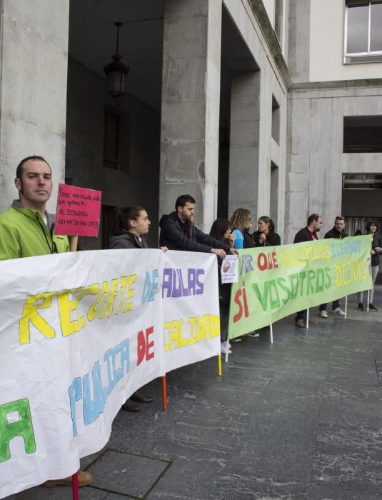 Protesta de los padres del Colegio El Bosquín del Entrego ante la Consejería de Educación