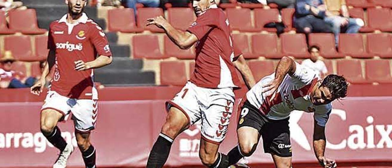 AbdÃ³n pierde el equilibrio en la pugna por el balÃ³n con un jugador del NÃ stic.