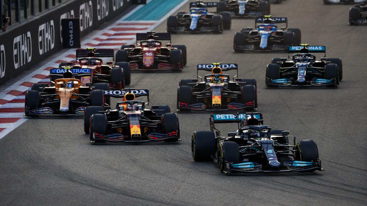 Hamilton adelantó a Verstappen en la salida de Abu Dhabi
