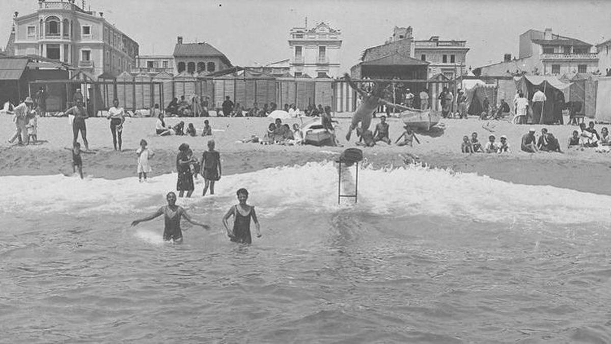 Foto d'estiuejants a la platja de Lloret de Mar