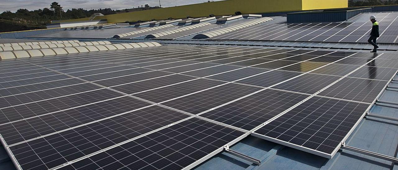 Una gran instalación fotovoltaica de autoconsumo en el tejado de un centro de distribución de supermercados en Llanera. | Miki López
