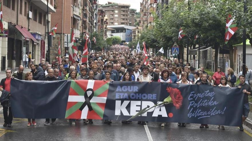 Miles de personas homenajean al etarra del Hoyo