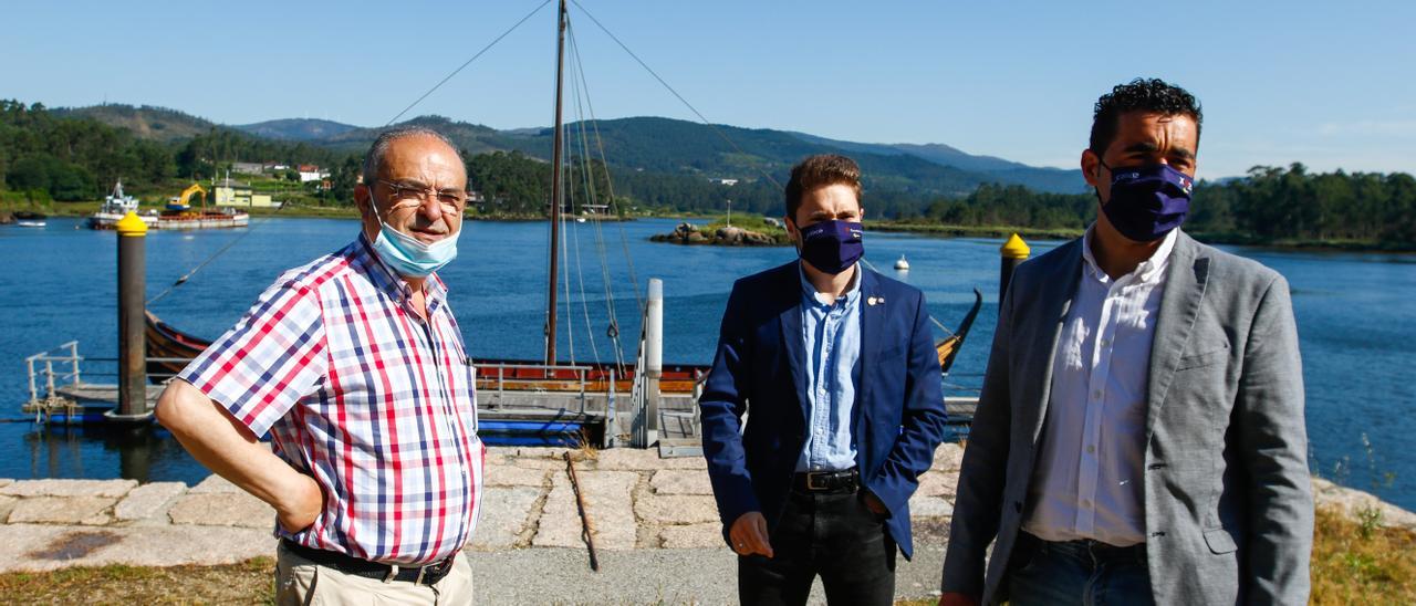 Alberto García, Iván Caamaño y el delegado de la Xunta, Luis López, en el embarcadero de las Torres de Oeste.