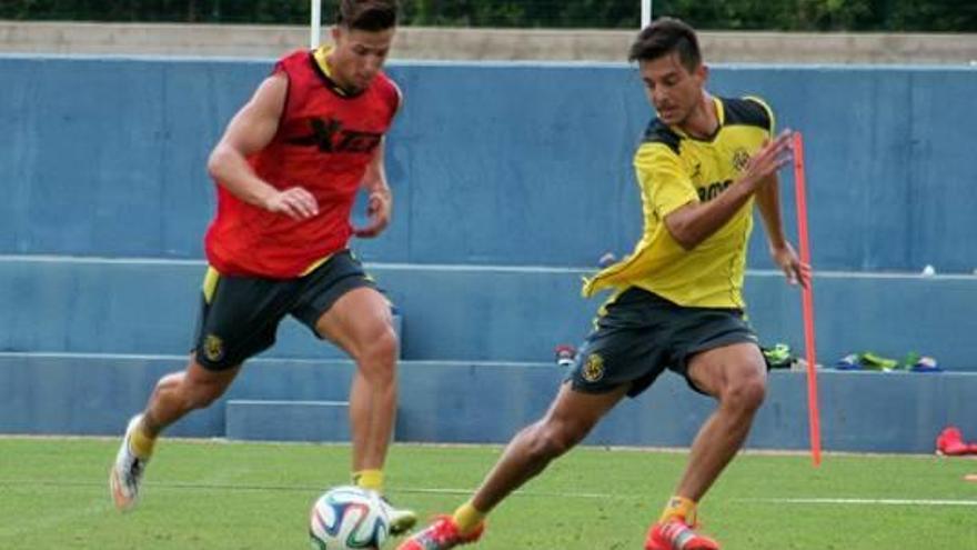 Marcos Mauro, a la derecha peleando un balón con Fran Sol durante un entrenamiento.