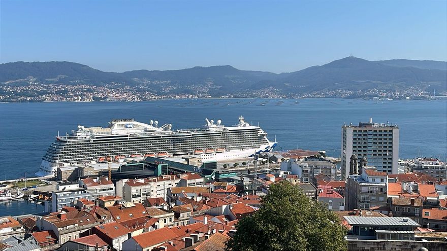 El «Majestic Princess» se estrena en la ría de Vigo