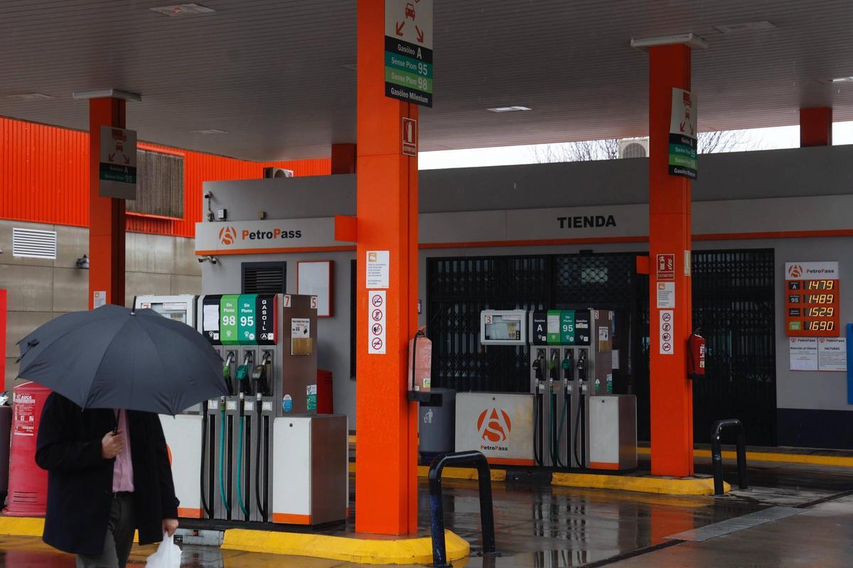 Una estación de servicio cerrada en València
