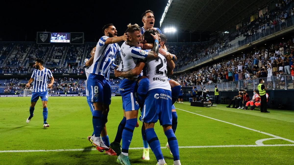 Los jugadores del Málaga CF celebran el tanto de Escassi ante el Alcorcón.