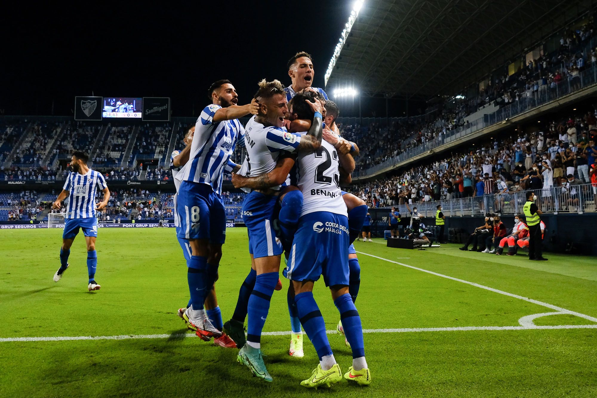 Los jugadores del Málaga CF celebran el tanto de Escassi ante el Alcorcón.
