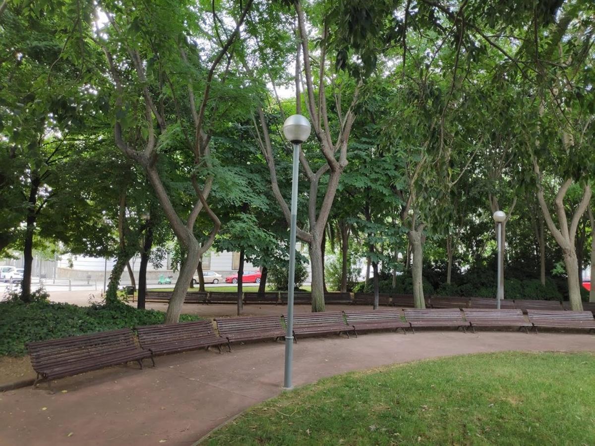 Bancs a la plaça d’Eusebi Güell, al barri de Pedralbes de Barcelona. Foto del lector Pere Guiu (Barcelona)