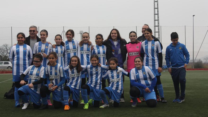 Las jugadoras del CF Gandia, campeón del torneo de Xàtiva, con Angy Sanchis Micó.