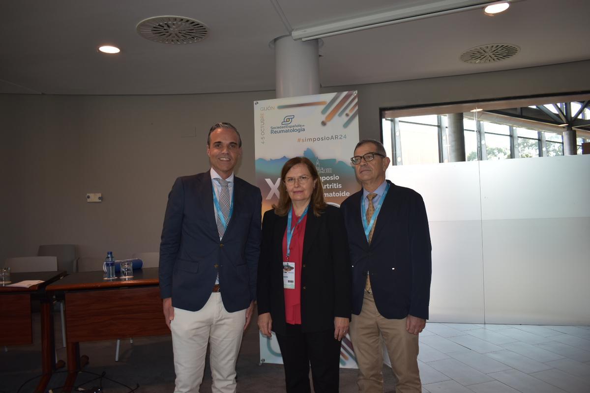Dr. Marcos Paulino, presidente de la Sociedad Española de Reumatología, Dra. Ana Weruaga, portavoz de la Sociedad Asturiana de Reumatología y Dr. Jesús Babío, presidente del Comité Organizador Local del Simposio