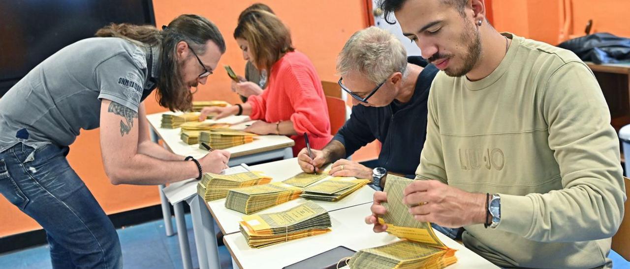 Darrers preparatius abans de les eleccions ahir en un centre de votació a Torí. | EFE