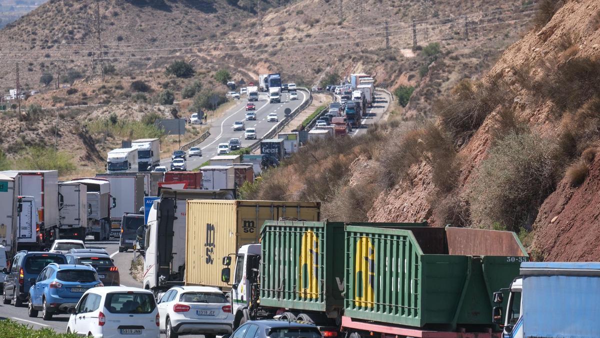 Camiones transitando por la autovía A-31.