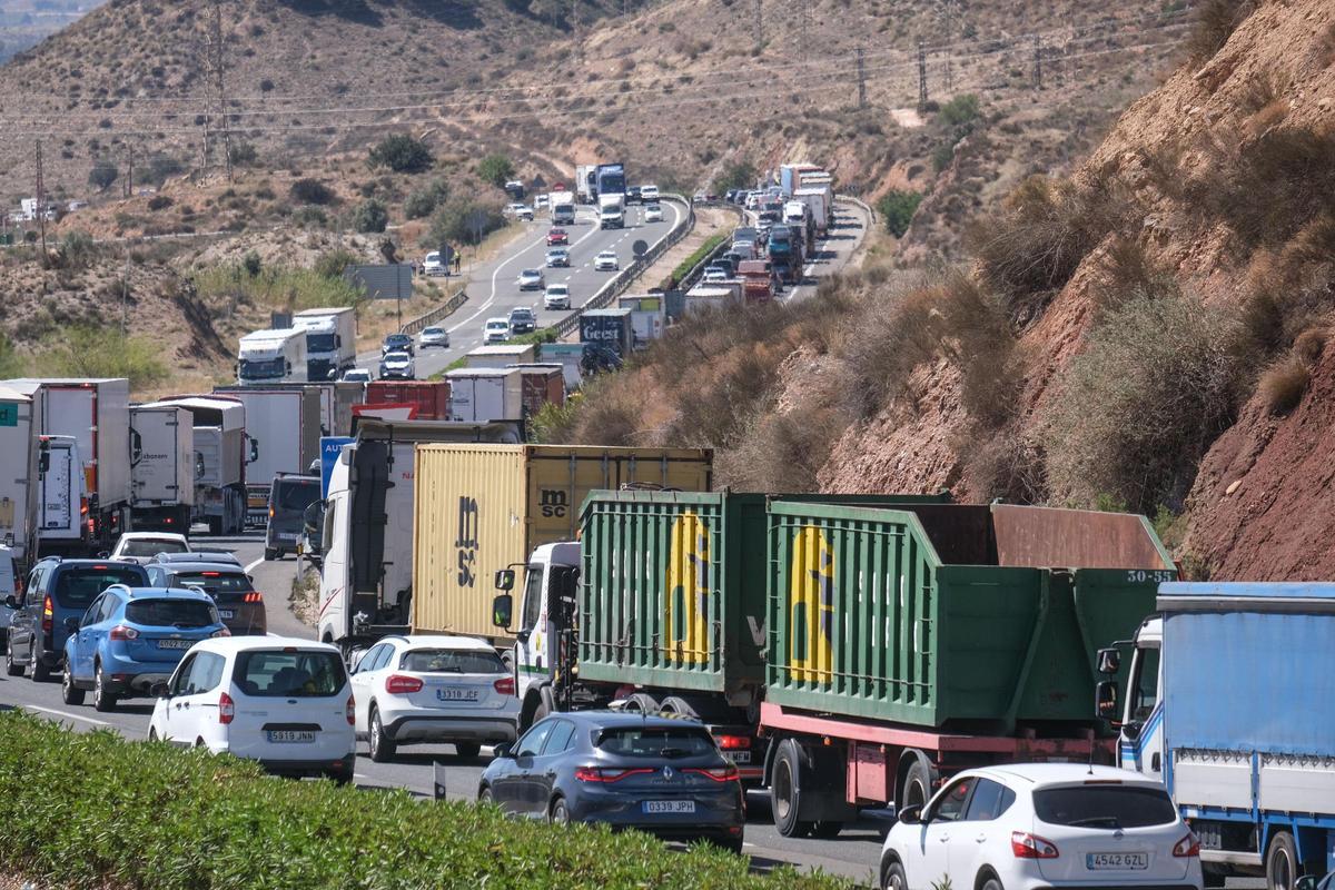 Camiones transitando por la autovía A-31 a su paso por la provincia de Alicante.