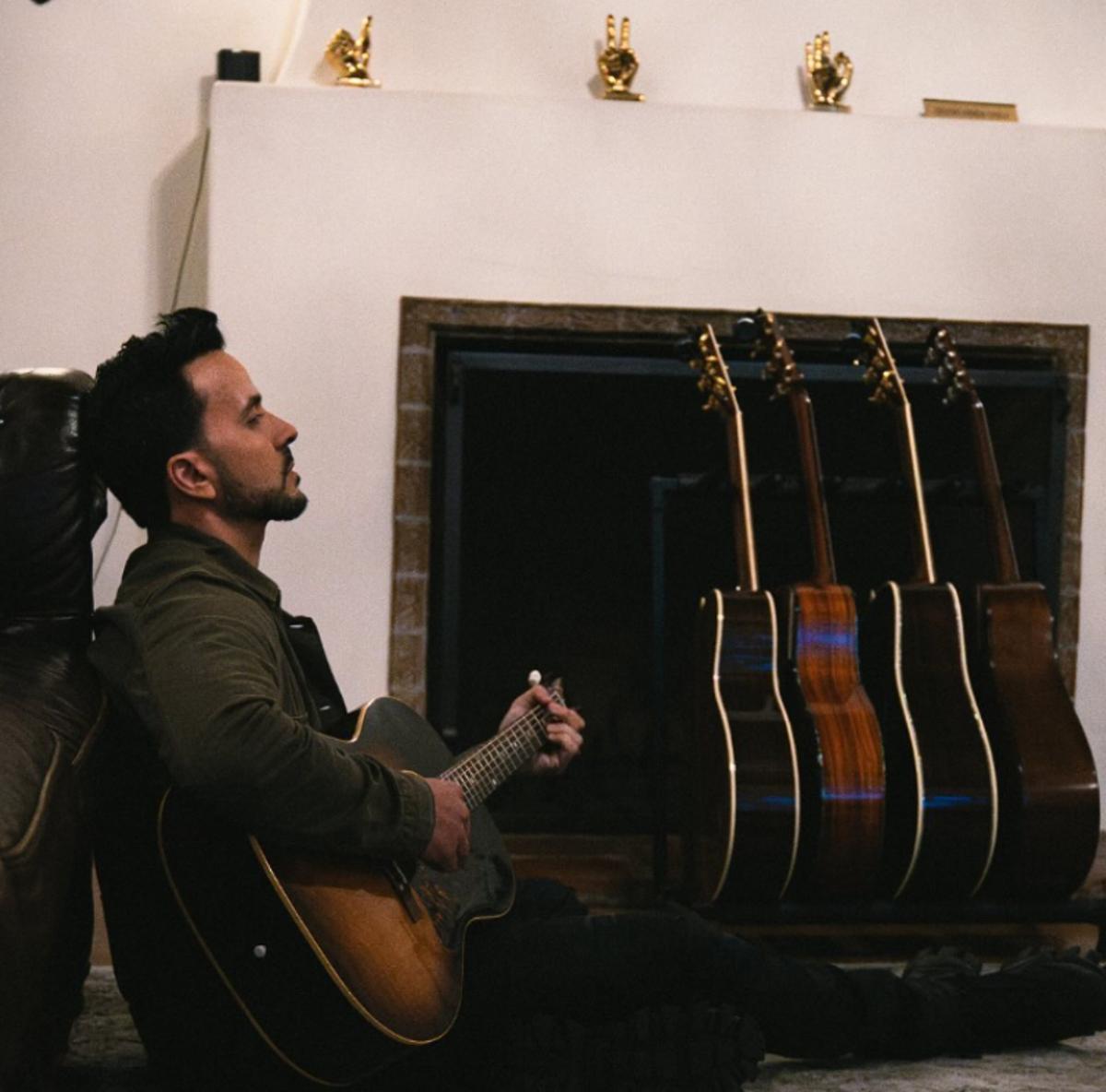 Así es el estudio de grabación de Luis Fonsi, dentro de su casa