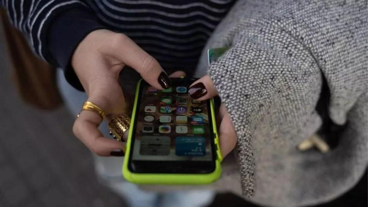 Una persona usa el teléfono móvil