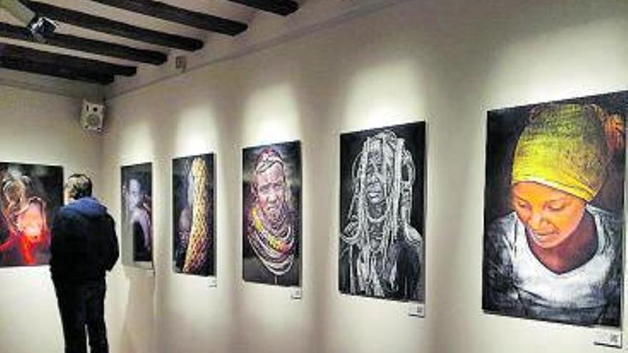 Un hombre observa las fotografías de Eduardo Forcada en el museo municipal de Albarracín. | SERVICIO ESPECIAL