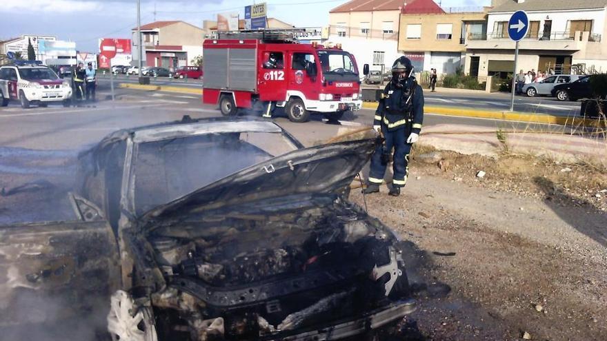 Arde un coche en Puerto Lumbreras