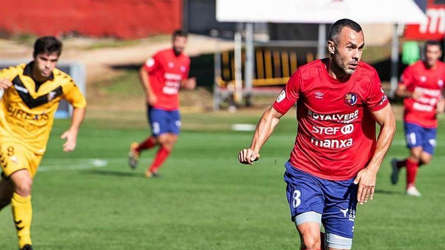 Eloi Amagat conduint la pilota en un partit de l&#039;Olot a l&#039;estadi Municipal.