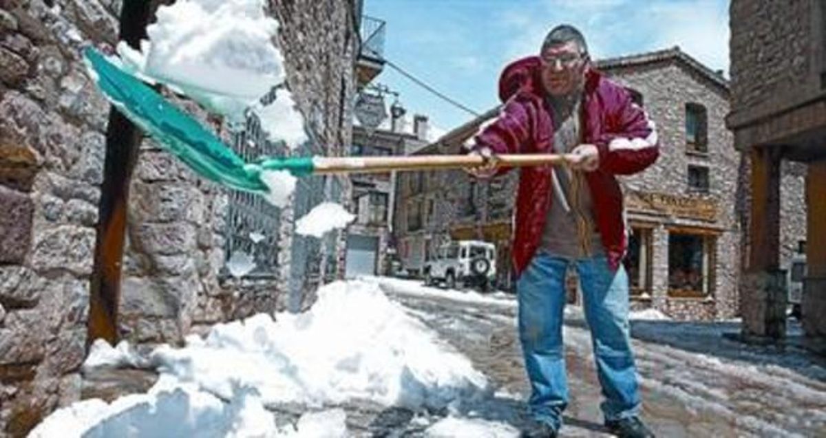 Un veí de Castellar de n’Hug (Berguedà) retira la neu acumulada als carrers del seu municipi, ahir.
