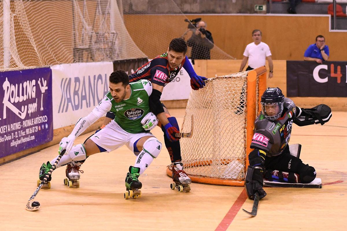 Franco Platero lucha por una bola en un partido con el Liceo