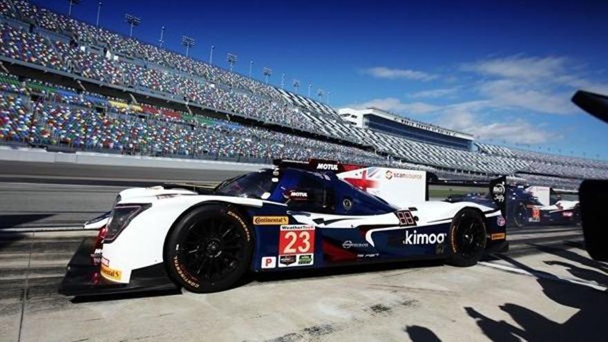 Els problemes mecànics endarrereixen Alonso a Daytona