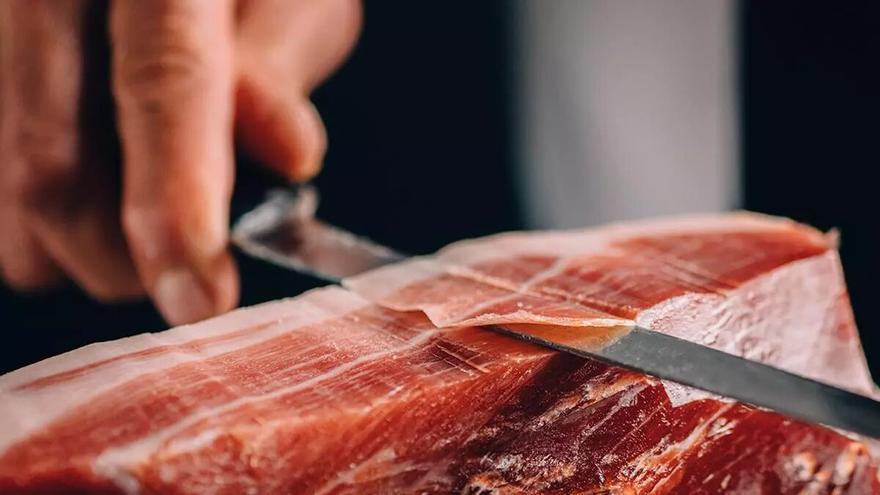 Estos son los sencillos pasos para abrir un jamón y cortarlo como un auténtico profesional estas navidades