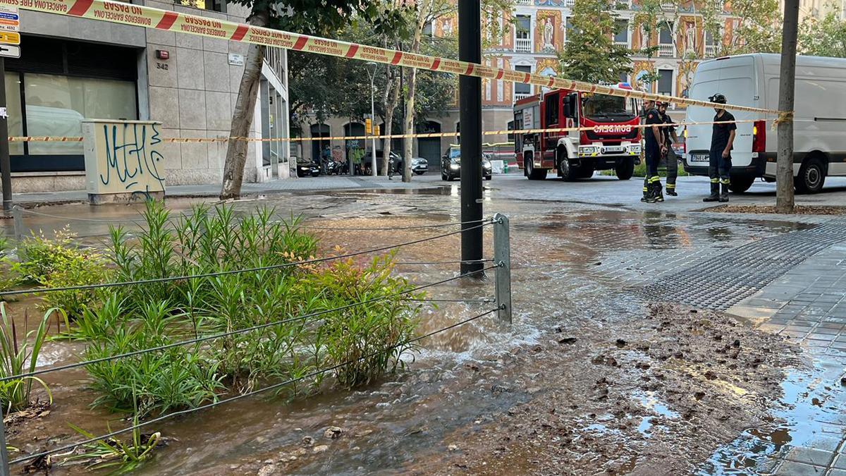 Un reventón de agua en Roger de Llúria con Consell de Cent, en Barcelona, inunda la calle.
