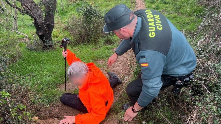 Una peregrina cae por un terraplén cerca de la presa de Agavanzal
