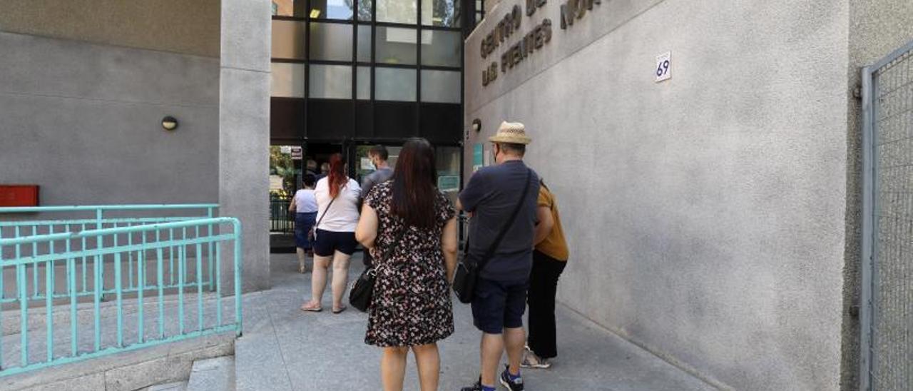 Varios pacientes esperan para acceder al centro de salud Las Fuentes Norte, en Zaragoza.