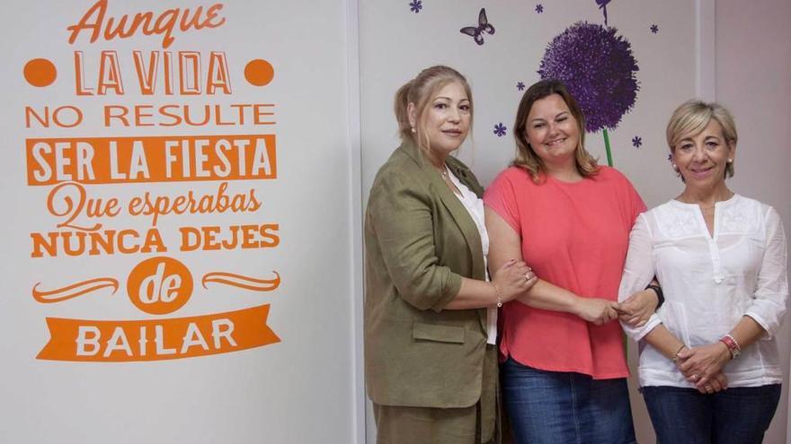 Por la izquierda, Elena Martínez, Alicia Suárez y Magdalena Martínez, en la sede de la Asociación de Afectados de Fibromialgia de Asturias.