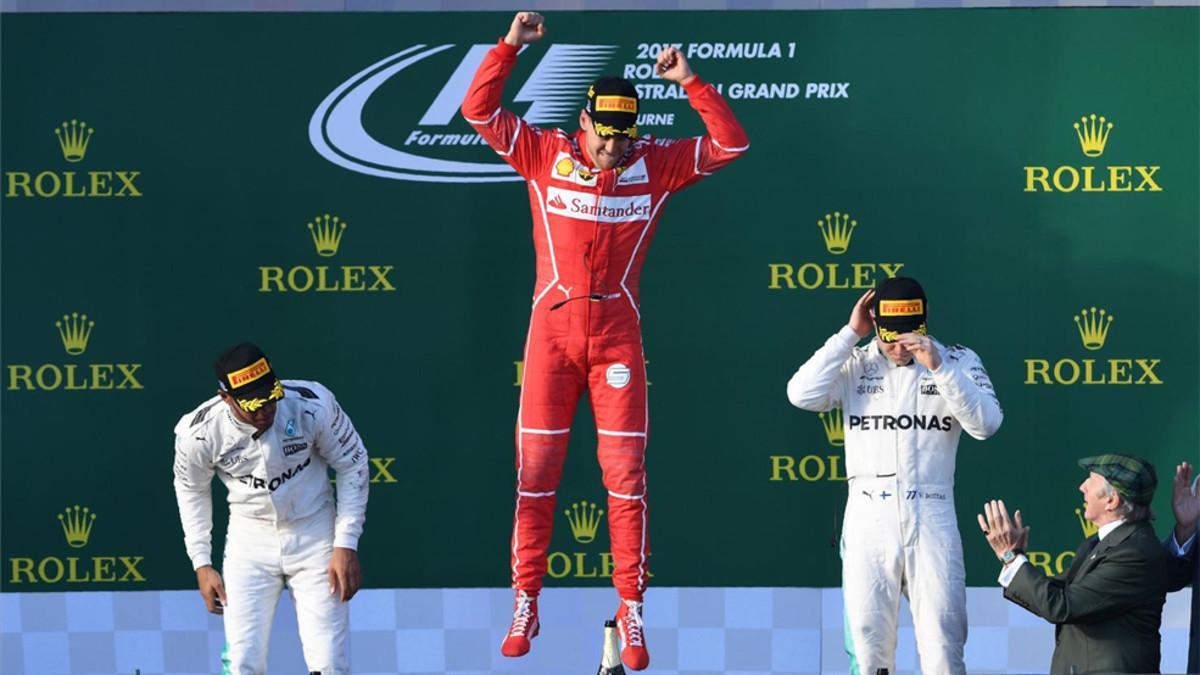 Vettel, exultante, rodeado de los pilotos de Mercedes en el podio