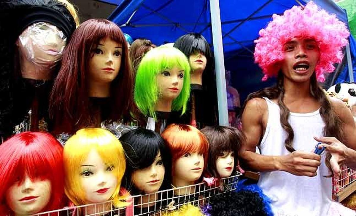 Un jove filipí ven perruques al famós mercat Divisoria al detall de Manila (Filipines).