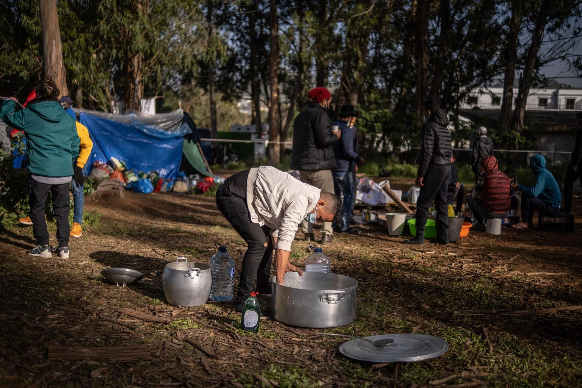 Visita de la eurodiputada Sira Rego al campamento de Las Raíces.