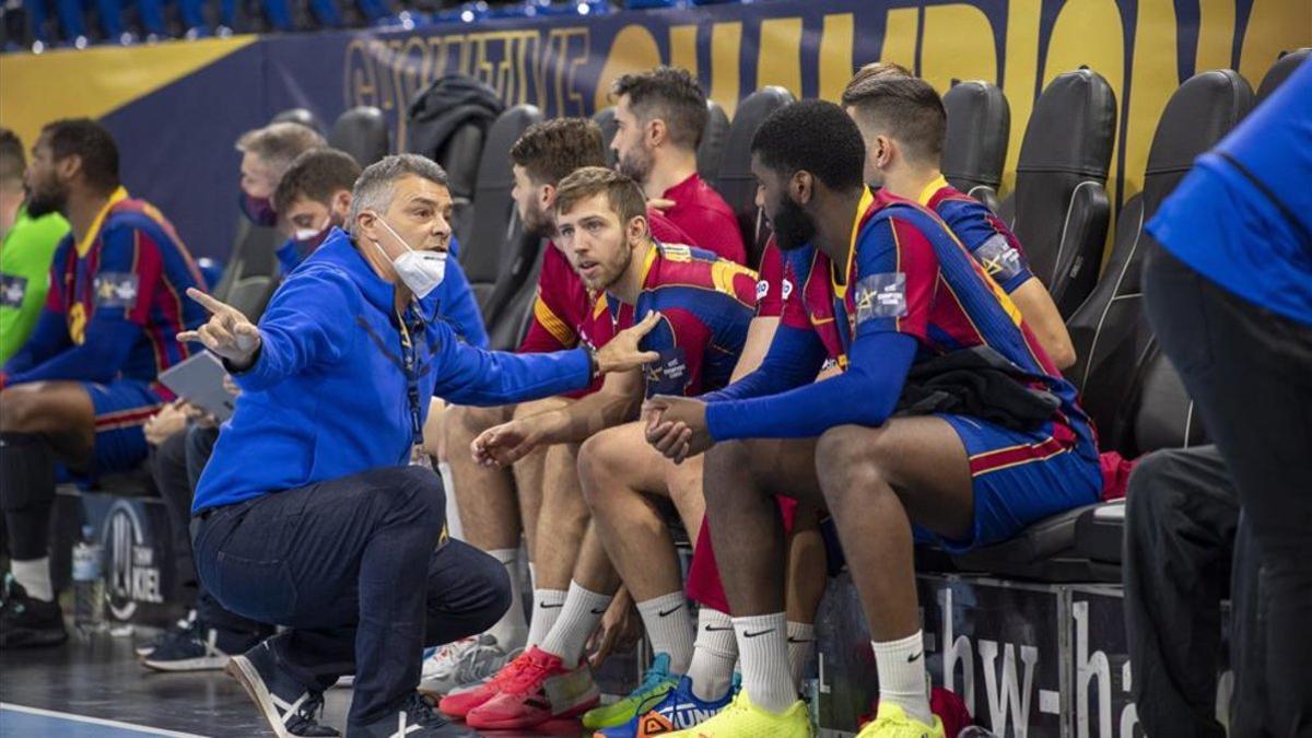 Pascual, dando instrucciones a sus jugadores