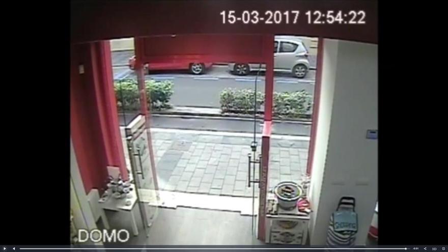 Secuencia de imágenes en la que un hombre deja una mochila en la puerta de una tienda de Alicante al grito de &#039;a ver si explota&#039;