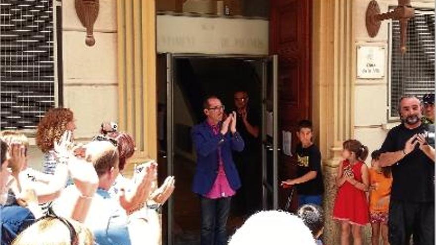 El nou alcalde, Lluís Puig, rep l&#039;aplaudiment dels ciutadans després del ple.
