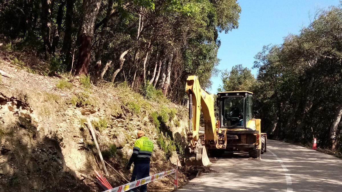 Treballs d’instal·lació de fibra òptica en una carretera de les comarques gironines.
