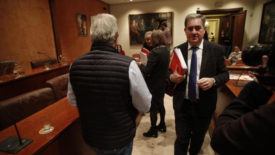 Carlos Rodríguez de la Torre accede al salón de Plenos en el mismo momento en que Francisco Zarracina se marcha.