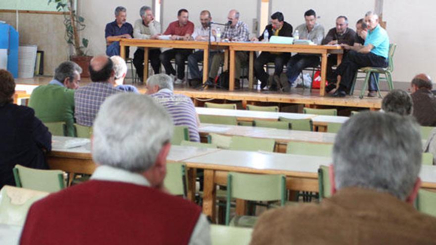 Un momento de la asamblea de los comuneros de Meira celebrada el sábado. // Carmen Giménez